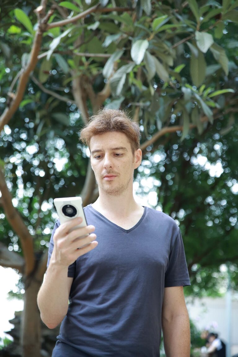 Mężczyzna korzystający ze smartfona Huawei, który daje dostęp do aplikacji bankowych