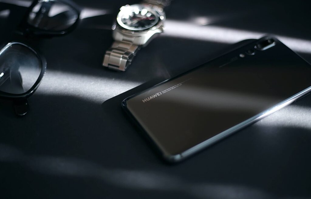Elegancki smartfon Huawei - może być wykorzystywany do celów biznesowych dzięki aplikacjom bankowym