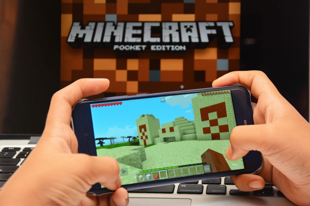 Użytkownik telefonu Huawei gra w Minecraft