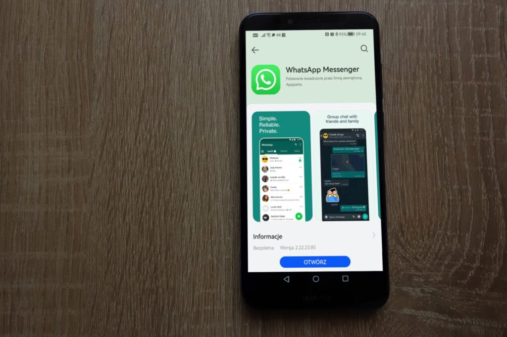 Smartfon Huawei z ekranem pobierania aplikacji WhatsApp